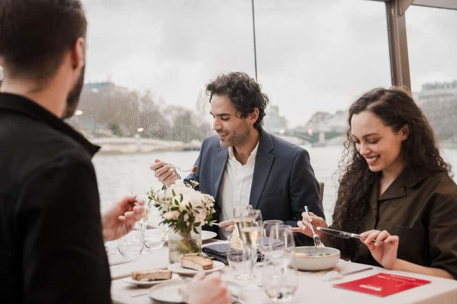 Paris: 4-Course Dinner Cruise on Seine River with Live Music - Île Saint-Louis, Notre Dame, and the historic center