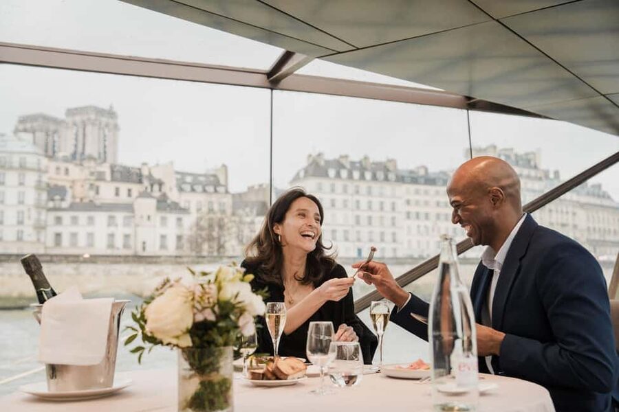 Paris: 4-Course Dinner Cruise on Seine River with Live Music - The Eiffel Tower sparkle