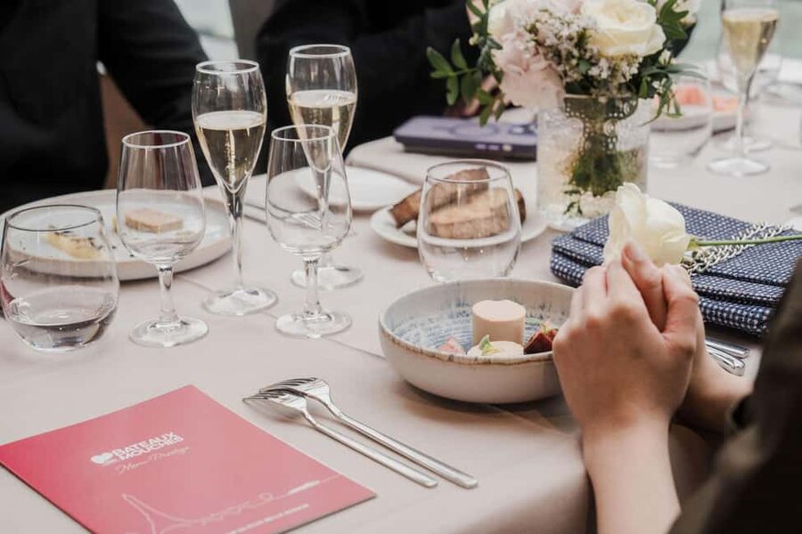 Paris: 4-Course Dinner Cruise on Seine River with Live Music - A four-course dinner as Paris begins to glow