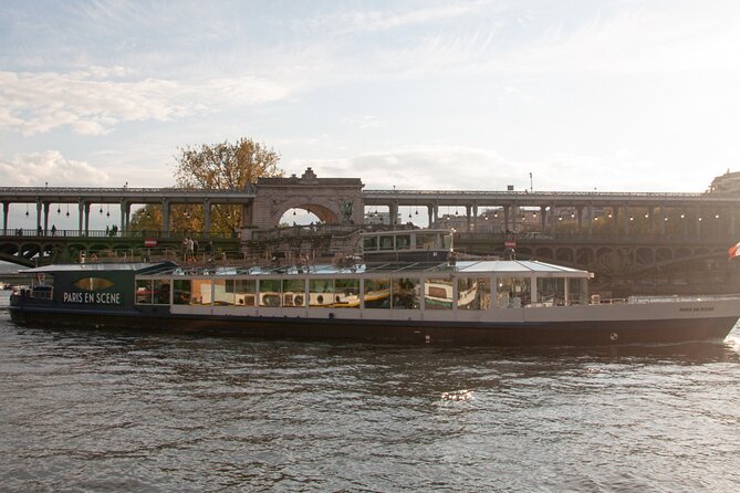 Paris en Scene 3 Course Seine River Dinner Cruise - Atmosphere, seating, and service