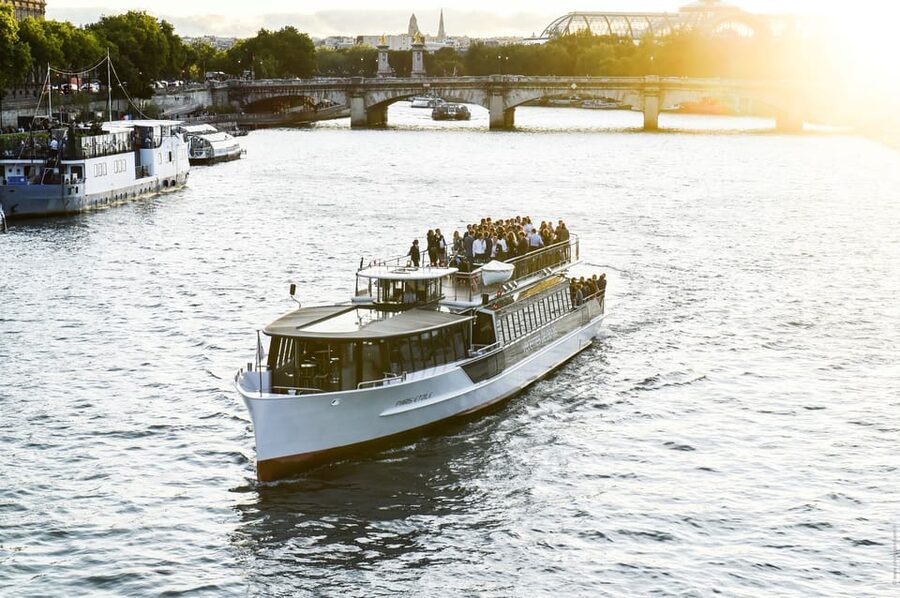 Paris: Evening River Cruise with Music - Île de la Cité and Notre-Dame Cathedral