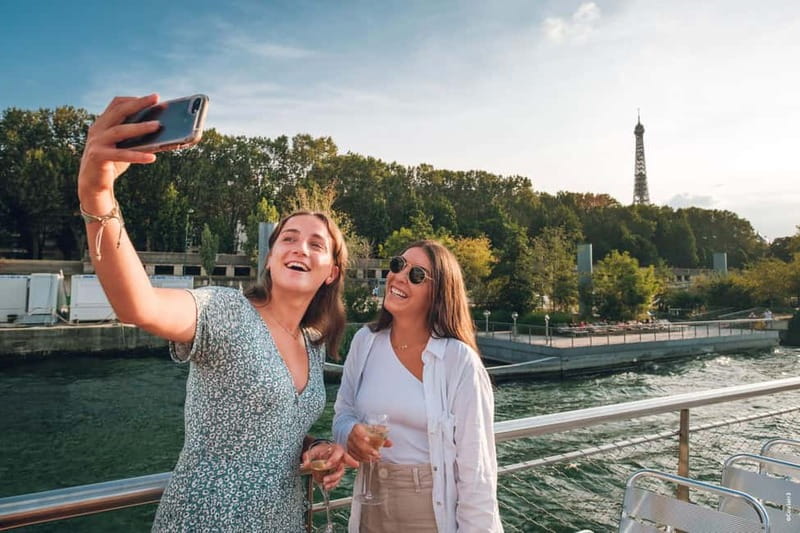 Paris: Fast-Access Seine River Cruise from Eiffel Tower - Live commentary, audio, and seating