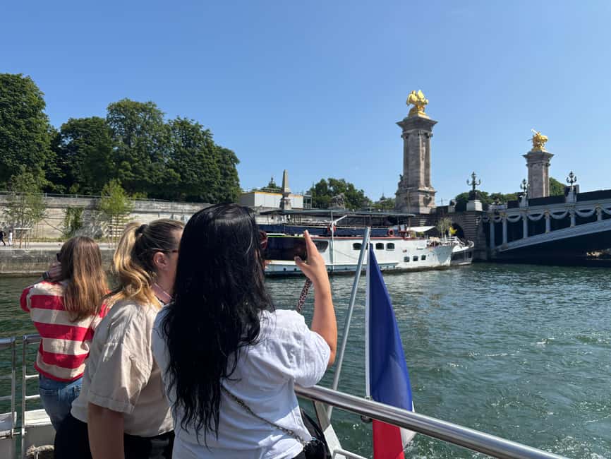 Paris: Hop-On Hop-Off Seine Cruise Pass with 9 Stops - Key points at a glance