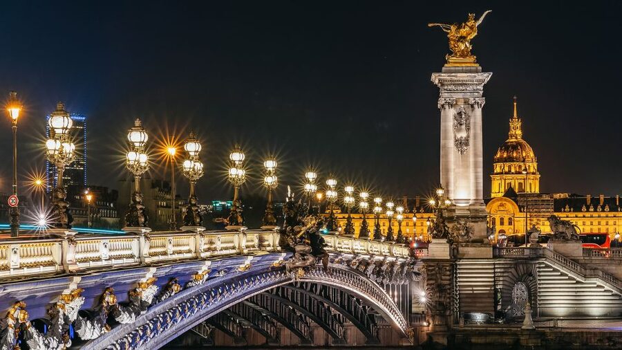 Paris: Illuminated Evening River Cruise & Waffle Tasting - Choosing the right deck and seat