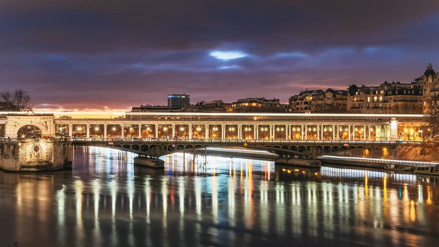 Paris: Illuminated Evening River Cruise & Waffle Tasting - Timing, crowds, and practical comfort