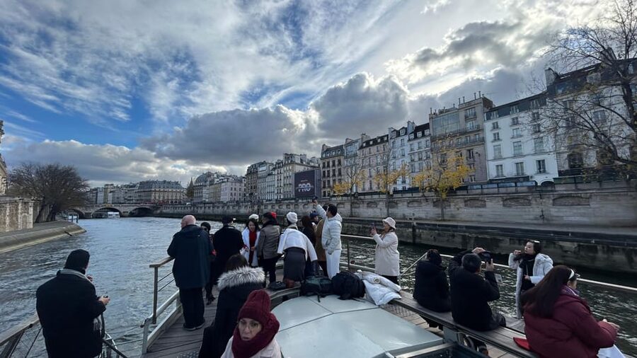 Paris: Illuminations River Cruise with Audio Commentary - Finding the best seat on the boat