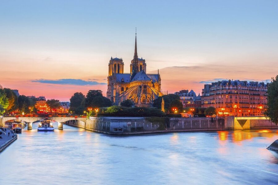 Paris: Illuminations River Cruise with Audio Commentary - Hôtel de Ville, the Louvre, and Pont Neuf