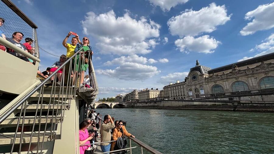 Paris: Illuminations River Cruise with Audio Commentary - Place de la Concorde, Grand Palais, and the return to the tower