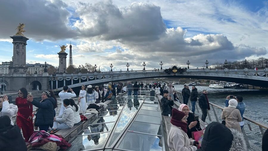 Paris: Illuminations River Cruise with Audio Commentary - Audio commentary, app, and practical comfort