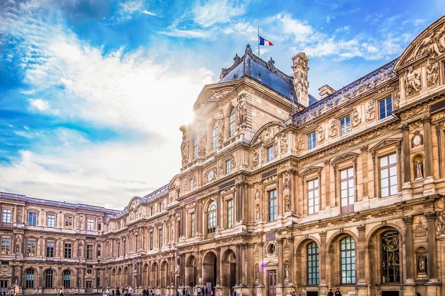 Paris: Louvre Guided Tour with Reserved Access & Boat Cruise - Finding the guide at the Carrousel