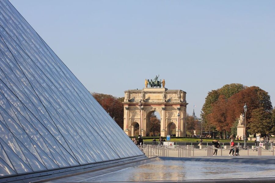 Paris: Louvre Reserved Ticket and River Cruise Combo - What self-guided really means