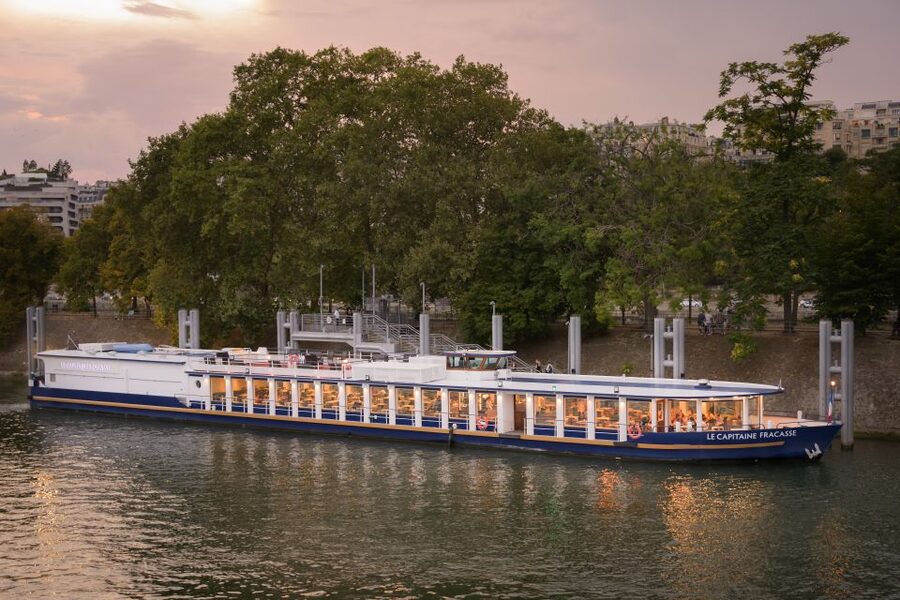 Paris: Romantic Cruise with 3-course Dinner on Seine River - A Two-Hour View of Paris From the Seine