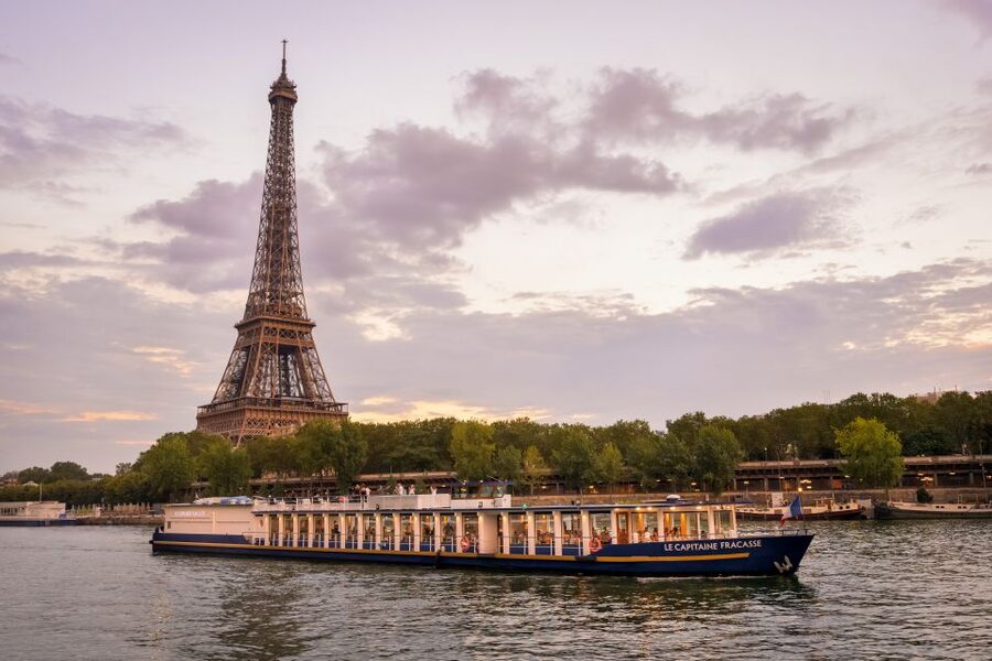 Paris: Romantic Cruise with 3-course Dinner on Seine River - Service, Music, and the Romantic Mood