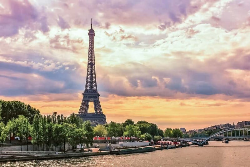 Paris: Seine Cruise & Crepe Tasting near the Eiffel Tower - A one-hour route through central Paris