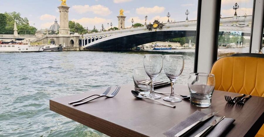 Paris: Seine River Bistronomic Dinner Cruise - What you see between dinner courses