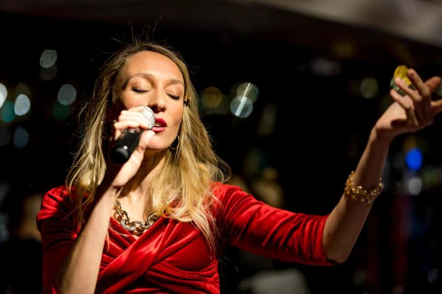 Paris: Seine River Champagne Dinner Cruise with Live Music - Why this Seine dinner works so well at night
