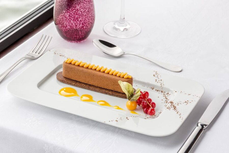 Paris: Seine River Cruise with 3-Course Dinner & Live Music - The Maxim’s-style dinner, course by course