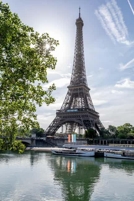 Paris: Seine River Cruise with Champagne from Eiffel Tower - Finding the dock near the Eiffel Tower