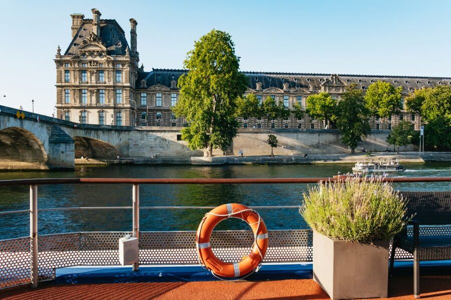 Paris: Seine River Panoramic Views Dinner Cruise - Dinner in French cocotte style