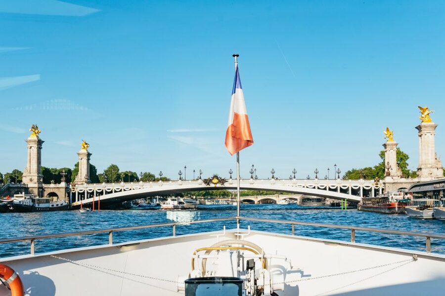 Paris: Seine River Panoramic Views Dinner Cruise - Finding Île aux Cygnes near Pont de Bir-Hakeim