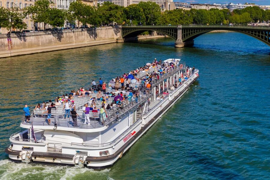 Paris: Seine River Sightseeing Cruise by Bateaux Mouches - Conciergerie, Louvre, and the historic center