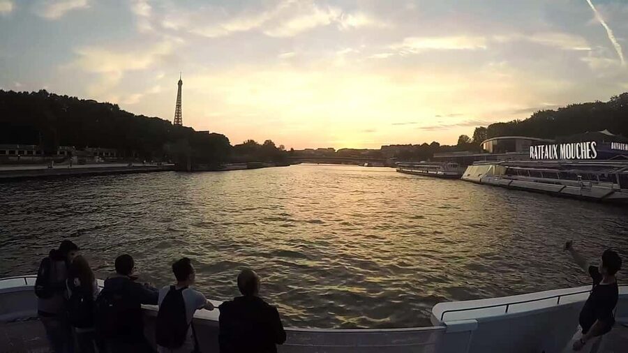 Paris: Seine River Sightseeing Cruise by Bateaux Mouches - The audio guide and onboard atmosphere