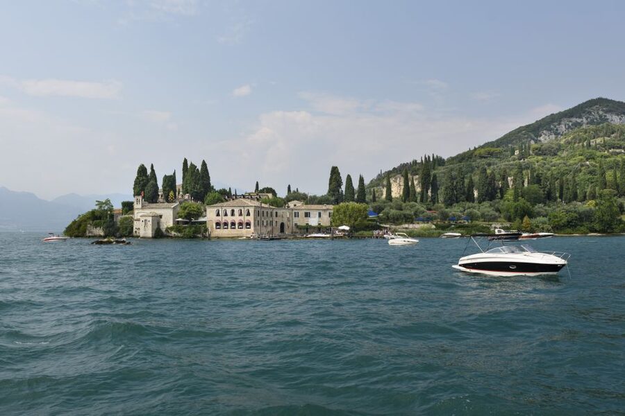 Peschiera: Half-Day Lake Garda Cruise with Lunch - Isola del Garda and Isola San Biagio from the water