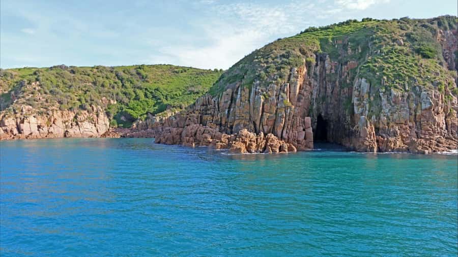Phillip Island: 1-Hour Cape Woolamai Scenic Cruise - Starting at San Remo and passing under the bridge