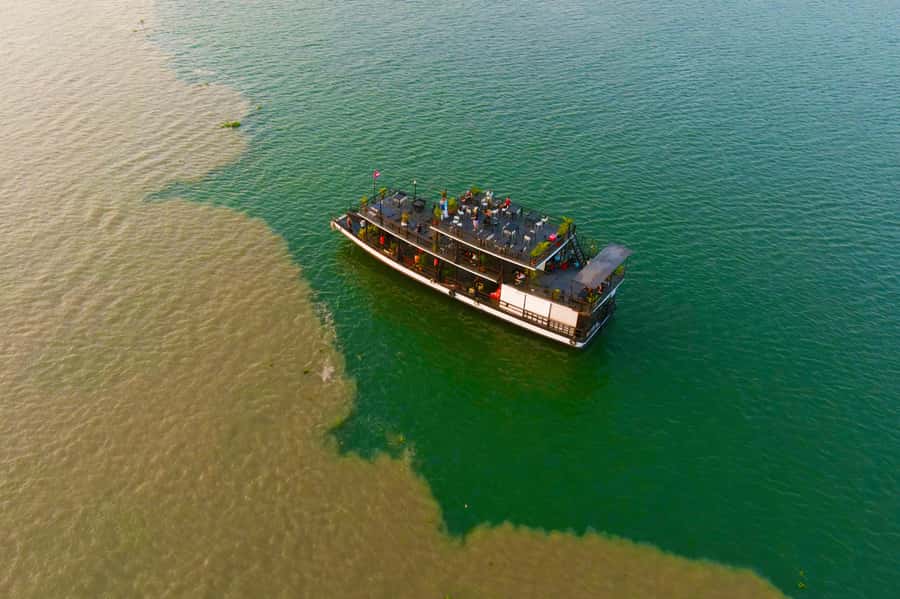 Phnom Penh: Sunset Cruise with Unlimited Beer &Fruit platter - The first half: bridges, temples, and the Royal Palace