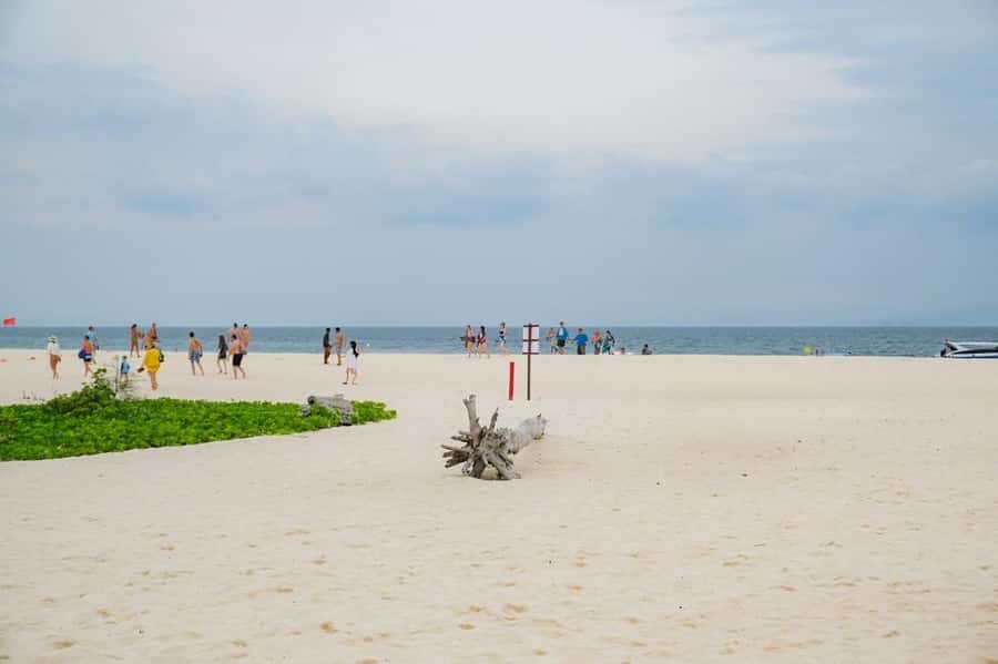 Phuket: Phi Phi, Bamboo & Maithon by Premium Speed Catamaran - Pileh Lagoon delivers the classic Phi Phi view