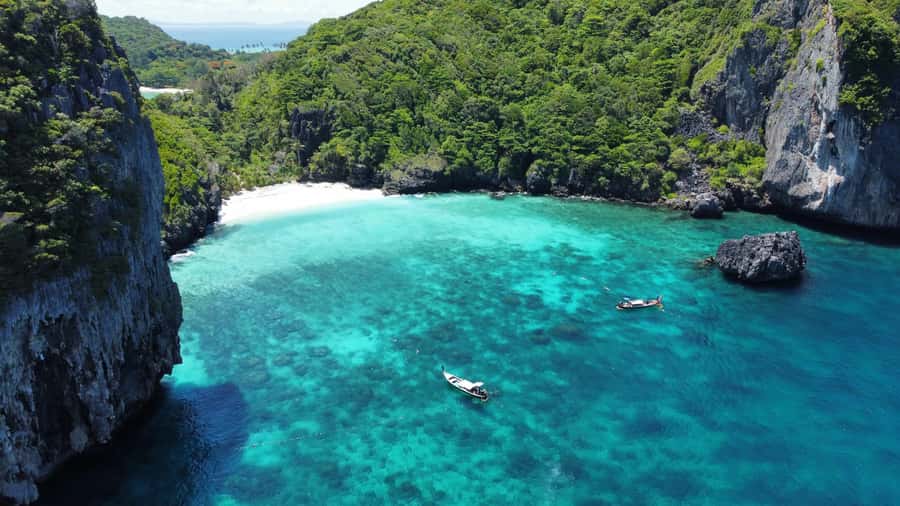 Phuket: Phi Phi, Bamboo & Maithon by Premium Speed Catamaran - What the crew adds to the experience