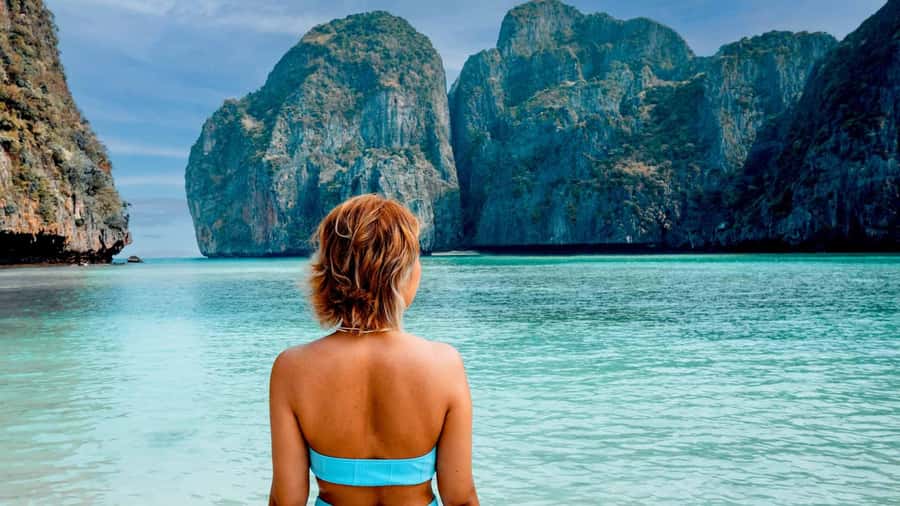 Phuket: Phi Phi Island Sunrise Group Speedboat Tour - The crew makes a costly tour easier to enjoy