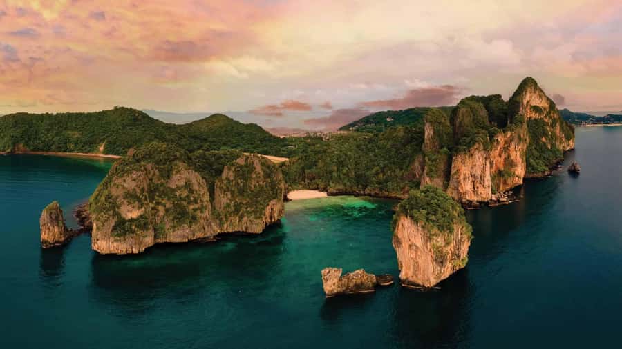 Phuket: Phi Phi Island Sunrise Group Speedboat Tour - August and September bring an important change