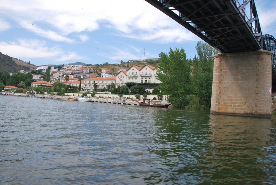 Pinhão: Rabelo Boat 1-Hour Tour - Under the Ponte do Pinhão
