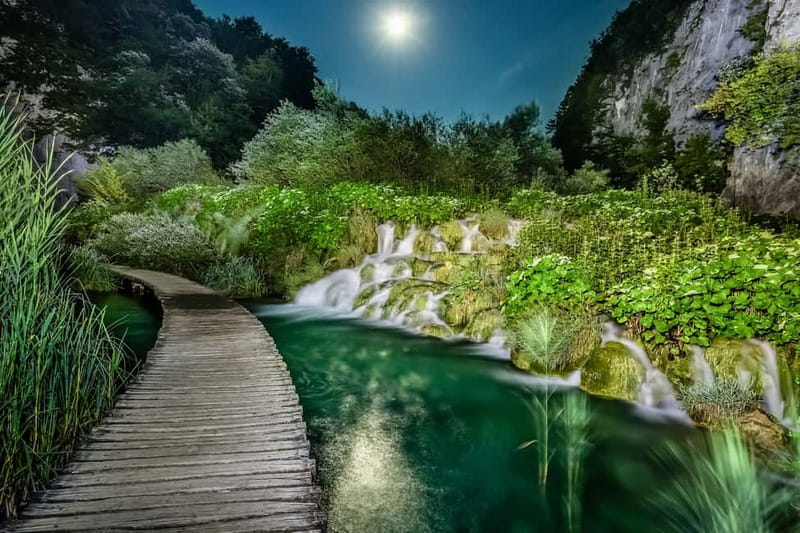 Plitvice Lakes: Guided Walking Tour with Bus and Boat Ride - The first two hours on foot