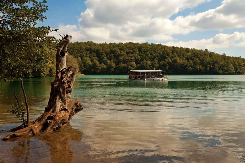 Plitvice Lakes: Guided Walking Tour with Bus and Boat Ride - The panoramic train back to Entrance 1