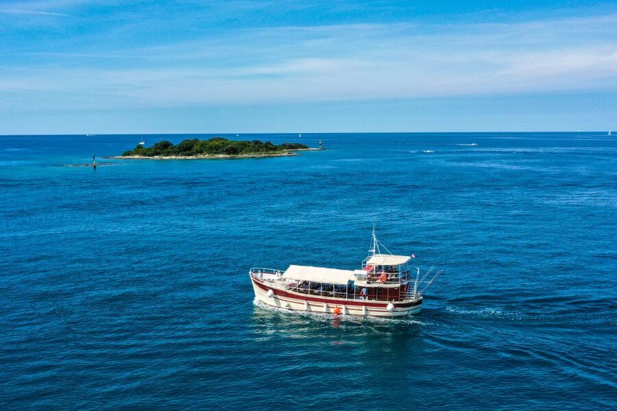 Poreč: Panoramic Morning Cruise Among 20 Islands with Drinks - Returning with Poreč in view