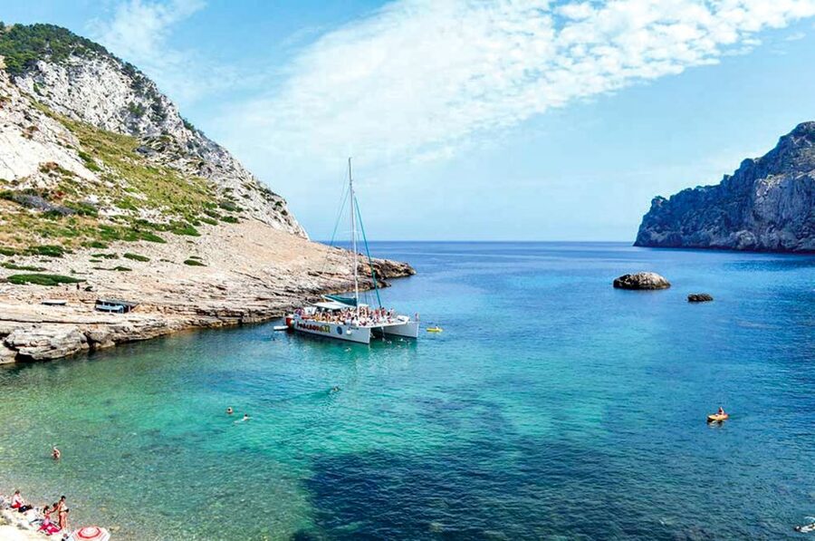 Port d'Alcudia: North Coast Catamaran Cruise with Meal - Music, crew, and the feel onboard