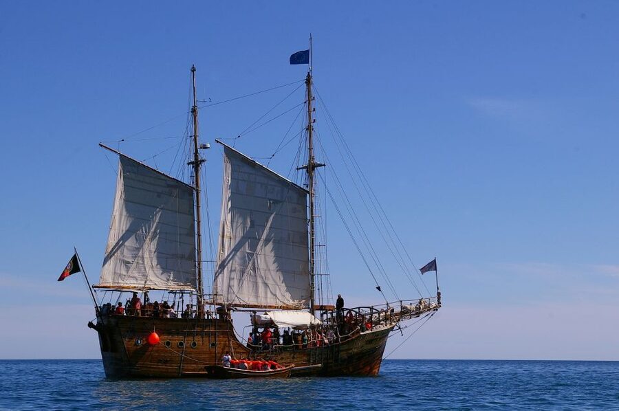 Portimão: Pirate Ship Cave Cruise - Alfanzina Lighthouse and the Cave Transfer