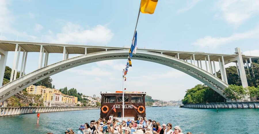 Porto: 6 Bridges Douro River Cruise - Commentary, guides, and languages
