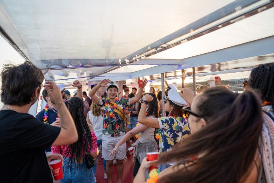 Porto: Douro River Party Boat with Sunset Option & 6 Bridges - Drinks, the bar, and the €2 cup deposit