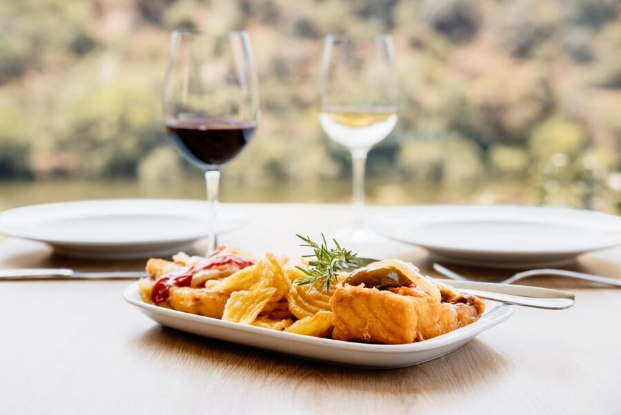 Porto: Douro Valley Full-Day Boat, Train, and Lunch Tour - Lunch at a regional restaurant