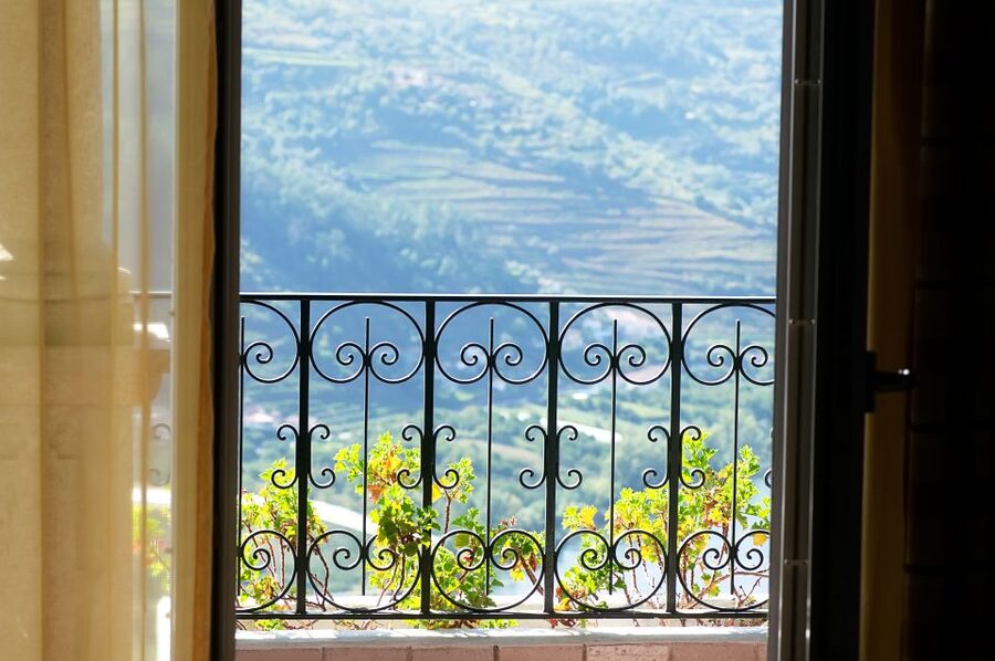 Porto: Douro Valley Tour with Wine Tasting, Cruise and Lunch - Pinhão and the one-hour Douro cruise