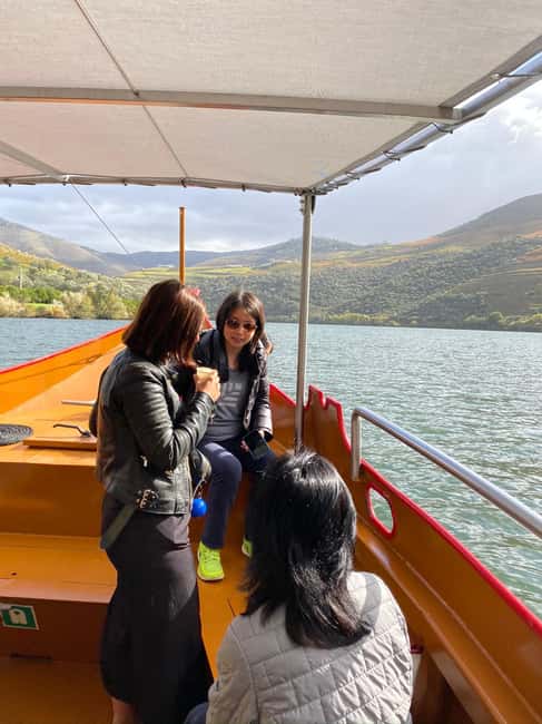 Porto: Douro Valley Wine Tour with Tastings, Lunch & Cruise - Guides, van comfort, and group size