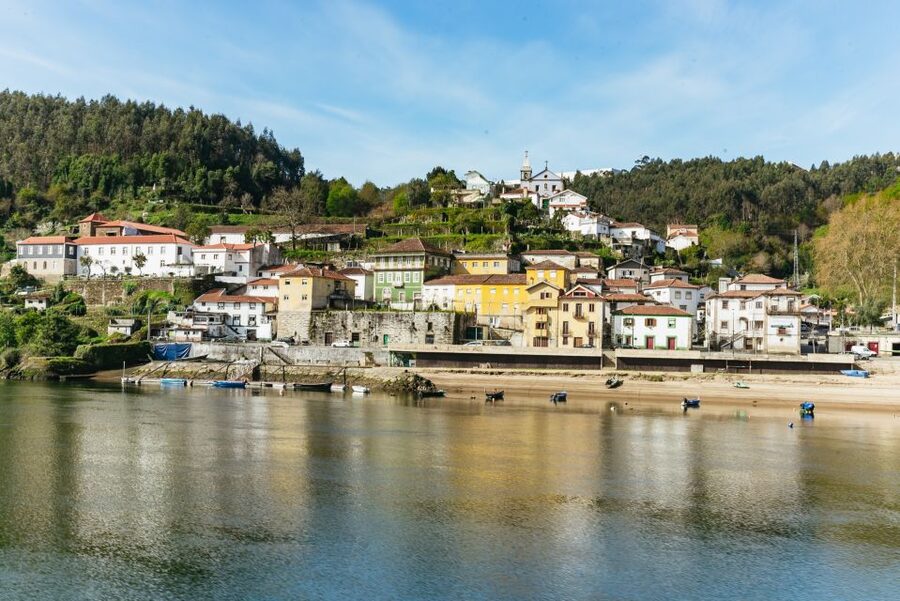 Porto - Régua - Porto Upstream Douro Cruise & Tour - Lunch with the Douro moving past the windows