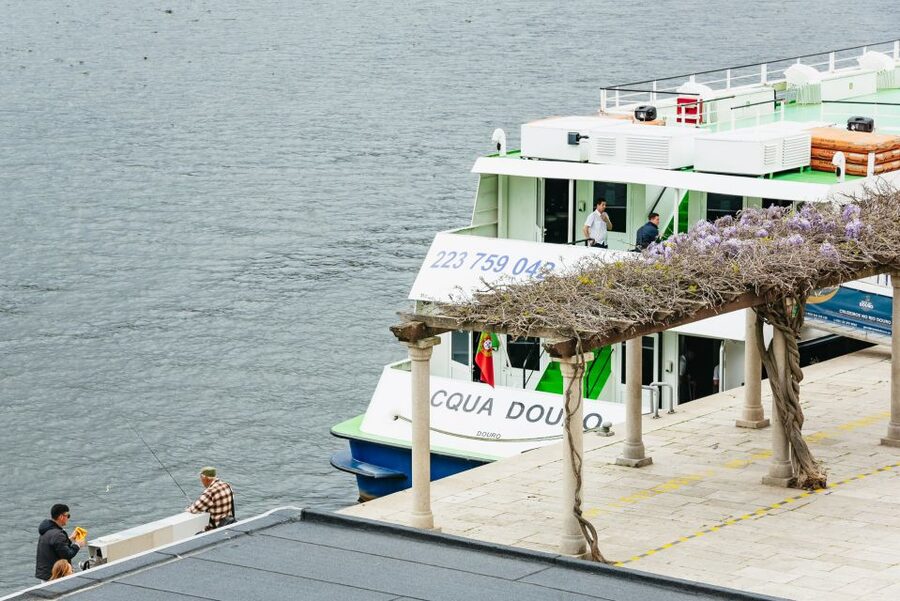 Porto - Régua - Porto Upstream Douro Cruise & Tour - The impressive 35-meter Carrapatelo Dam
