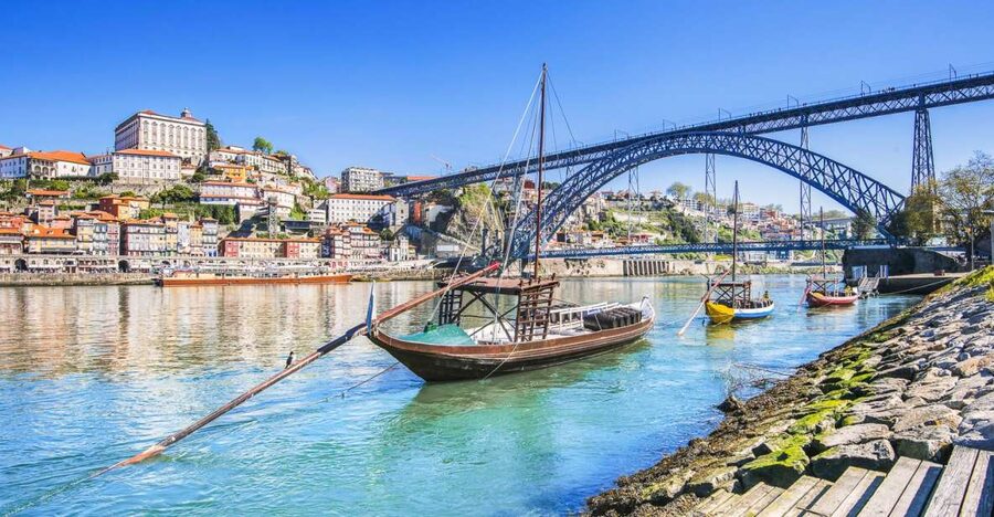 Porto: Six Bridges Cruise - Meeting the rabelo boat at Av. de Diogo Leite 408