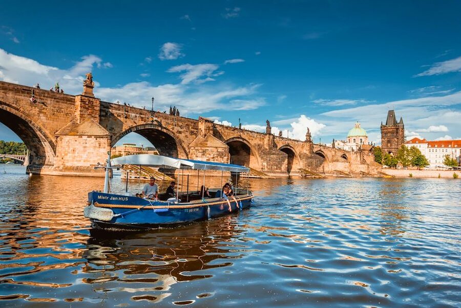 Prague: 45-Minute Sightseeing Cruise to Devil's Channel - Turning into the narrow channel