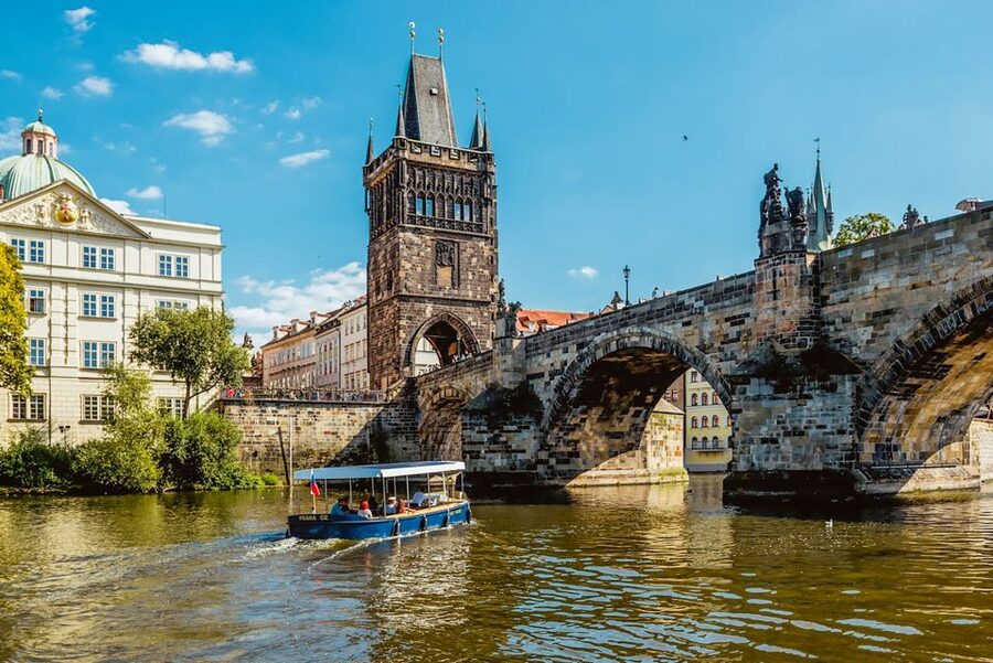 Prague: 45-Minute Sightseeing Cruise to Devil's Channel - Choosing the best time of day