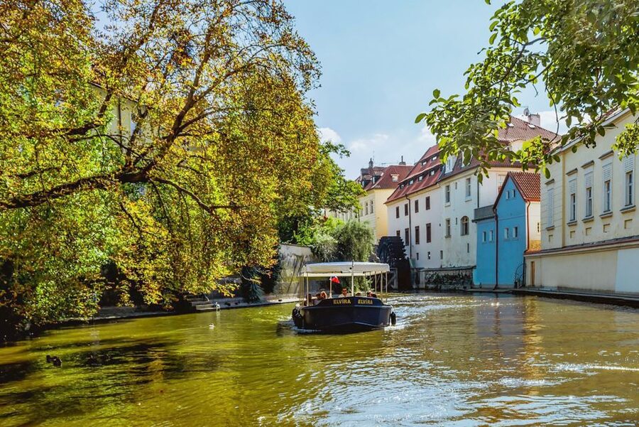 Prague: 45-Minute Sightseeing Cruise to Devil's Channel - The guide and the pace
